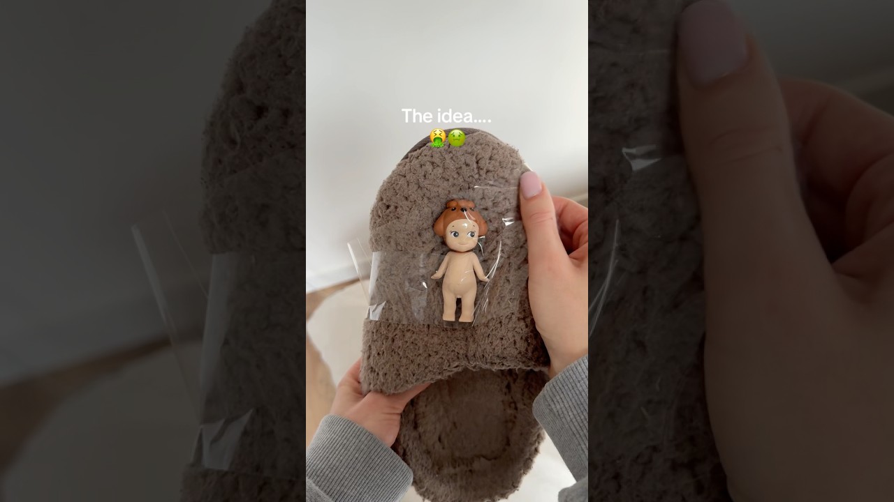 Get yours in the LlNK lN BlO🛍️🐶#dog #wienerdog #gift #dachshund #valentinesday #slippers